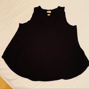 Black scoop neck flowy tank